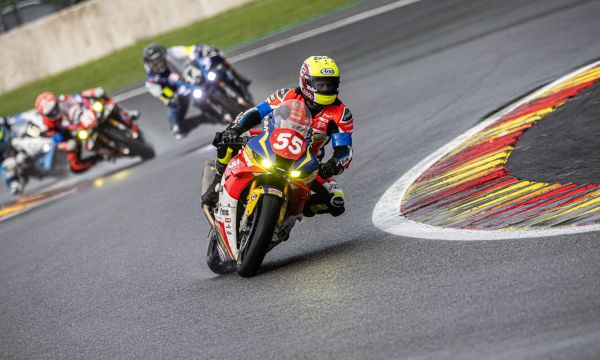 Le Suisse Valentin Suchet monte sur le podium des huit heures de Spa en catégorie Superstock