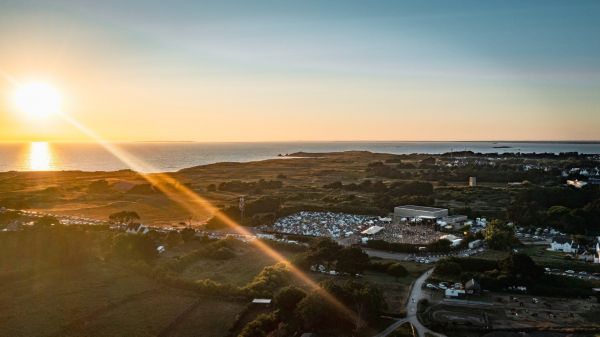 Bretagne : un festival avec une quinzaine de DJs va s’installer à 200 mètres de la mer