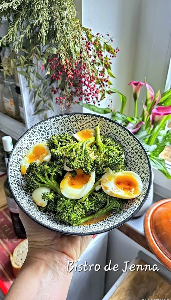 Brocoli vapeur, sauce cacahuète et œufs à la mimolette