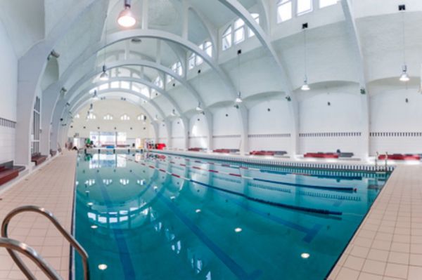 Piscine, DJ set et laser : la soirée gratuite la plus rafraîchissante de l'été