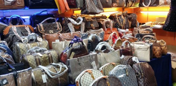 Contrefaçons de sacs Chanel, Vuitton, Dior ou Hermès... en provenance de Chine : décryptage d'un phénomène devenu viral !