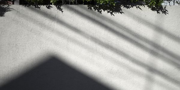 La nouvelle construction de votre voisin vous fait de l'ombre : quelle solution ? Que dit la loi ?