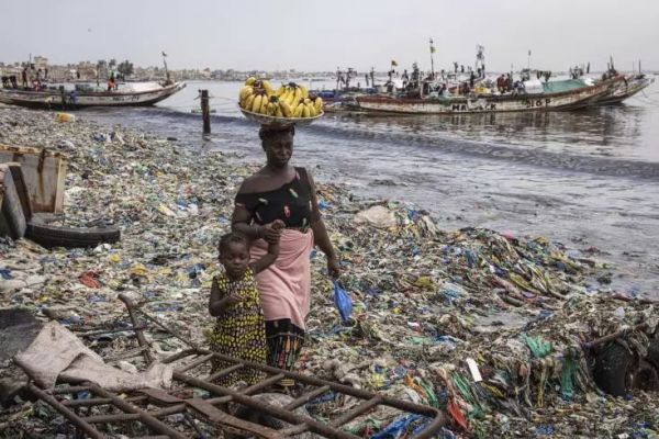 À Dakar, l’une des plus belles baies d’Afrique de l’Ouest est devenue une poubelle à ciel ouvert