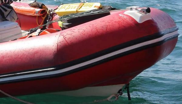Fait-divers : Il survit à 66 jours de dérive en mer sur un bateau pneumatique ! Dans des conditions extrêmes et avec duvet en poils de chameau !