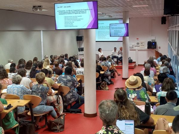 Salle comble pour la conférence sur les violences faites aux femmes
