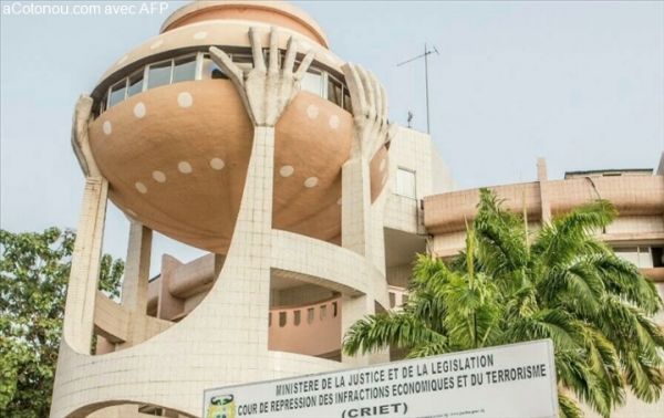 Bénin: deux hauts fonctionnaires et le fondateur du parti Le Libéral inculpés pour corruption (RFI)