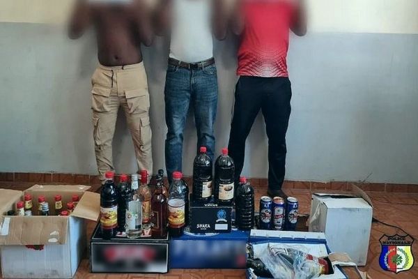 Comores : trois contrebandiers interpellés avec des bouteilles d'alcool