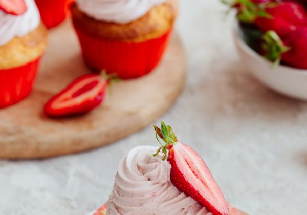 Cupcakes à la fraise: cœur coulant et chantilly fraise