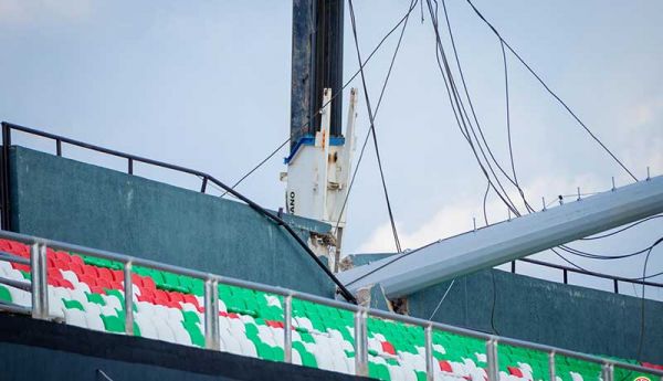 Stade Intwari : Chute du mât de support des projecteurs pendant l'inspection de la CAF, aucun souci ?
