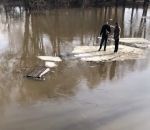 Deux hommes descendent une rivière sur une plaque de glace
