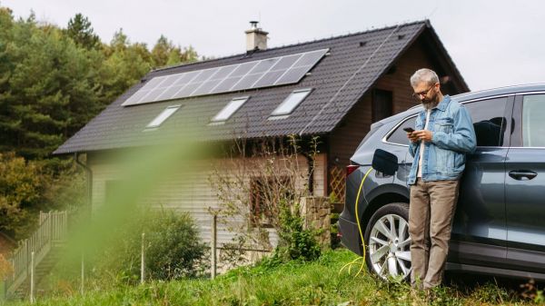 Comment optimiser la recharge de sa voiture électrique grâce aux panneaux solaires ?