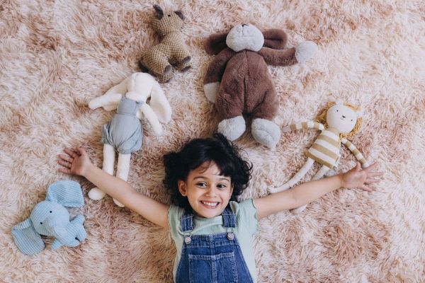 Il pleure dès qu'on parle de donner ses jouets : cette réaction fréquente chez les enfants a une explication troublante