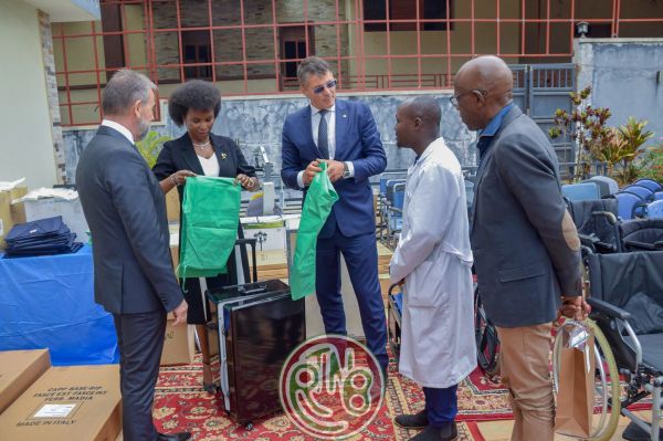 Burundi / Roumanie : La Première Dame reçoit un don médical