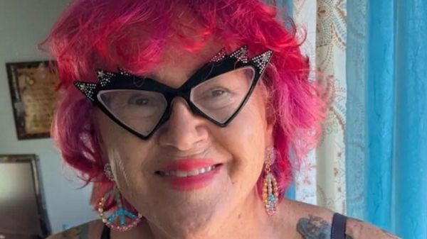 Cette femme de 65 ans, recouverte à 85% de tatouages, fait peur aux passants avec son look