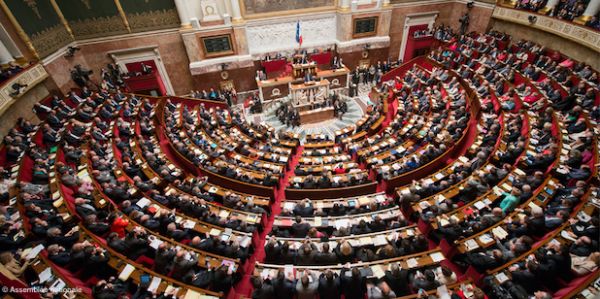 Actualités parlementaires : adoption du projet de loi de simplification de la vie économique et rapport de la commission d’enquête sur les essais nucléaires en Polynésie