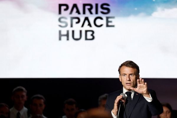 Espace: Macron appelle l'Europe à mener une "reconquête à marche forcée"
