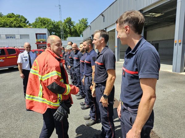 Oloron : les pompiers font résonner leurs sirènes en ville pour le départ en retraite du lieutenant-colonel Patrick Poisson