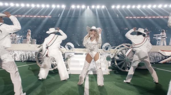 Miley Cyrus rejoint Beyoncé sur scène pour une performance surprise à Paris