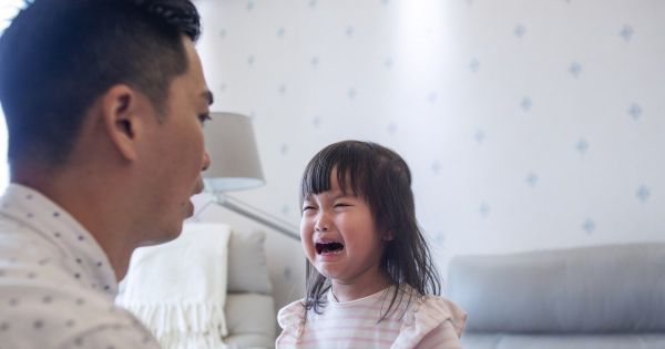 Ces 3 gestes à proscrire quand un enfant fait une crise (ils empirent la situation)