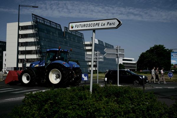 Futuroscope : pourquoi des agriculteurs ont-ils bloqué l'accès au parc d'attractions avec leurs tracteurs ?