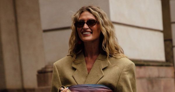 Voici la nouvelle façon de porter un foulard qu'on a vue partout sur Instagram
