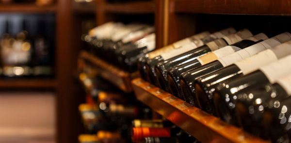 De la bulle spéculative à la bouteille traçable : quel avenir pour les NFT dans le vin ?