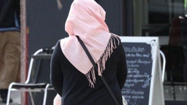 Reims : une femme voilée porte plainte, accusant une vingtaine d'individus de l'avoir agressée pour son foulard