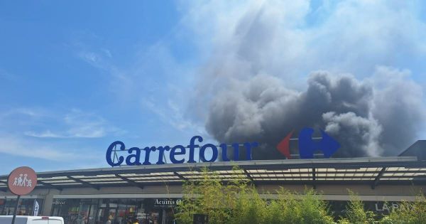 En images. Incendie du Carrefour de l'Isle d'Abeau : au cœur de l'intervention