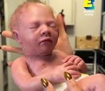 Reportage sur une entreprise française qui fabrique des faux bébés hyperréalistes