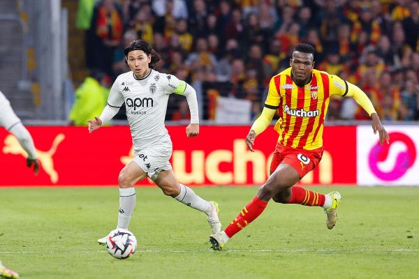 L'OL oublie Echeverri et exige ce défenseur à Man City