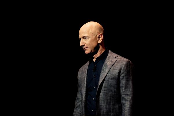 Amazon, l'empire tentaculaire de Jeff Bezos : quand le commerce devient omniprésence