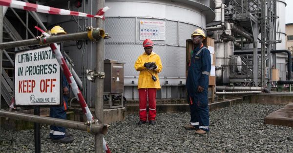 Pollution au Nigeria : un monarque réclame 12 milliards de dollars en justice à Shell