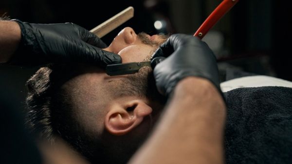 Le thermomètre affiche 33 degrés : il laisse son fils de 18 mois enfermé pendant trois heures dans la voiture pour aller chez le coiffeur et boire dans un bar