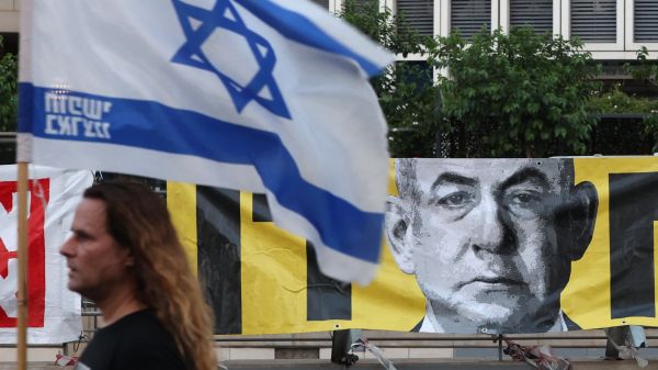 Un conflit "qui fait taire les critiques": avec l'attaque en Iran, Benjamin Netanyahu joue-t-il sa survie politique?