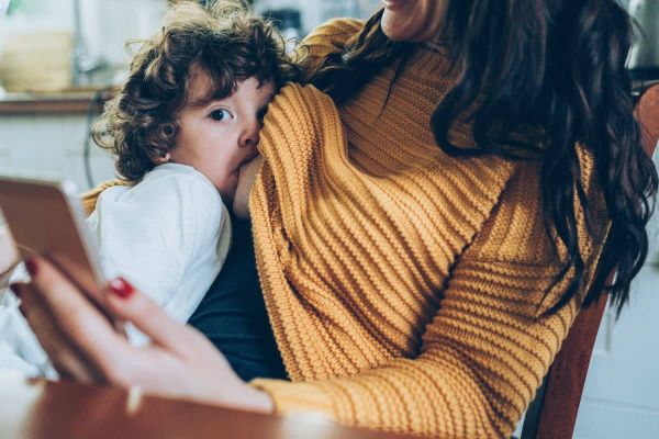 Alors qu'elle allaite son enfant au restaurant, des clients se plaignent, le personnel intervient : cette jeune mère raconte un moment qu'elle décrit comme « profondément humiliant »