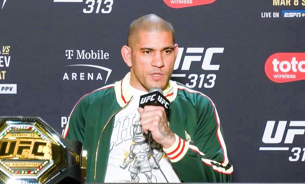 Alex Pereira se concentre sur la revanche contre Magomed Ankalaev et non sur son passage en poids lourds