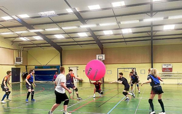 « Personne n'est laissé de côté » : le kin-ball et son gros ballon à l'honneur à l'occasion de la Coupe de France à Vannes