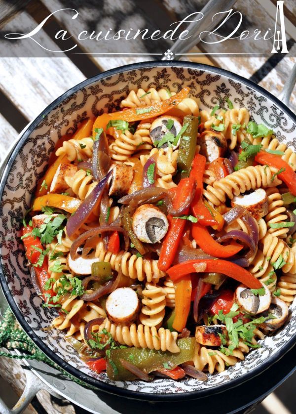 Pâtes & poivrons tricolores, façon asiatique avec saucisses au champignons