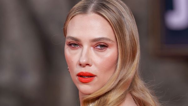 Scarlett Johansson (40 ans), reptilienne sur le tapis rouge, elle ose la robe moulante et captive