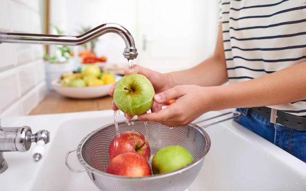 Cet ingrédient simple permet d’éliminer les pesticides de vos fruits en un clin d’œil