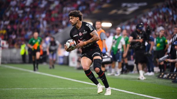 Top 14: souffrant d'un genou, Romain Ntamack "serre les dents" avant une opération cet été
