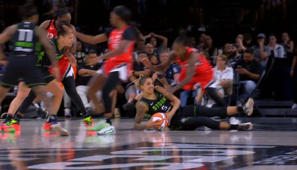 WNBA : Gabby Williams continue de dominer (18 points et 12 rebonds)