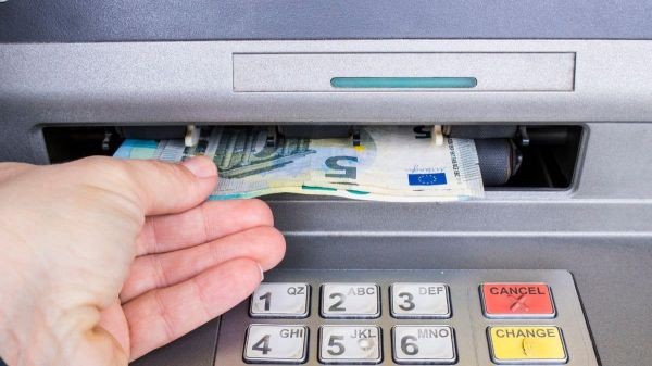 Retrait d’espèces : ces gros changements en 2026 si vous êtes dans ces grandes banques