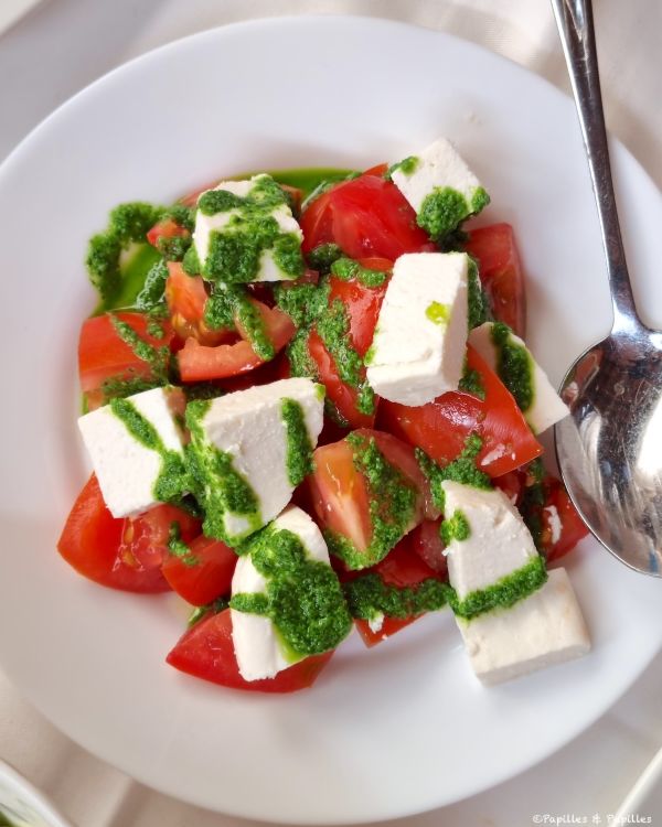 Salade de tomates, pesto et fromage frais : fraîcheur garantie