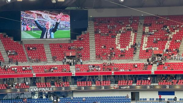 Un hommage à Lacombe au Parc OL avant Toulouse - Bayonne