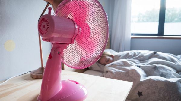 Pendant la canicule, le ventilateur la nuit n'est pas toujours la meilleure idée