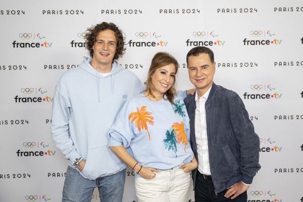 Léa Salamé au 20h : la journaliste grassement payée ? Un ami se moque acidement