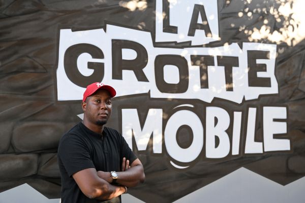 Avec sa "grotte mobile", Adama Camara veut "sensibiliser" les jeunes à la réalité de la vie carcérale