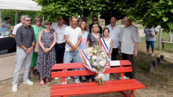 À Coudoux, le parc à enfants accueille un banc rouge pour rendre hommage aux femmes victimes de violences