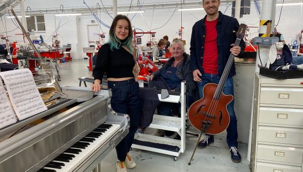 VIDEO - Dans les ateliers des Jeans 1083 à Rupt-sur-Moselle : quand piano et machines à coudre jouent en harmonie